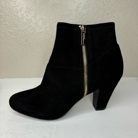 New BCBG Black 3” Comfort Heel Ankle Boots Bootie Side Zip Gold Hardware Size 9 - Picture 9 of 13